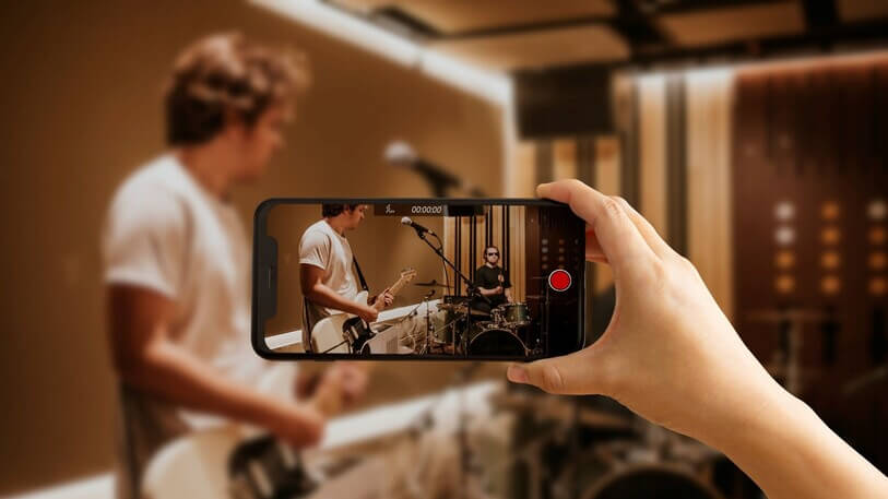 filmando com celular uma banda tocar