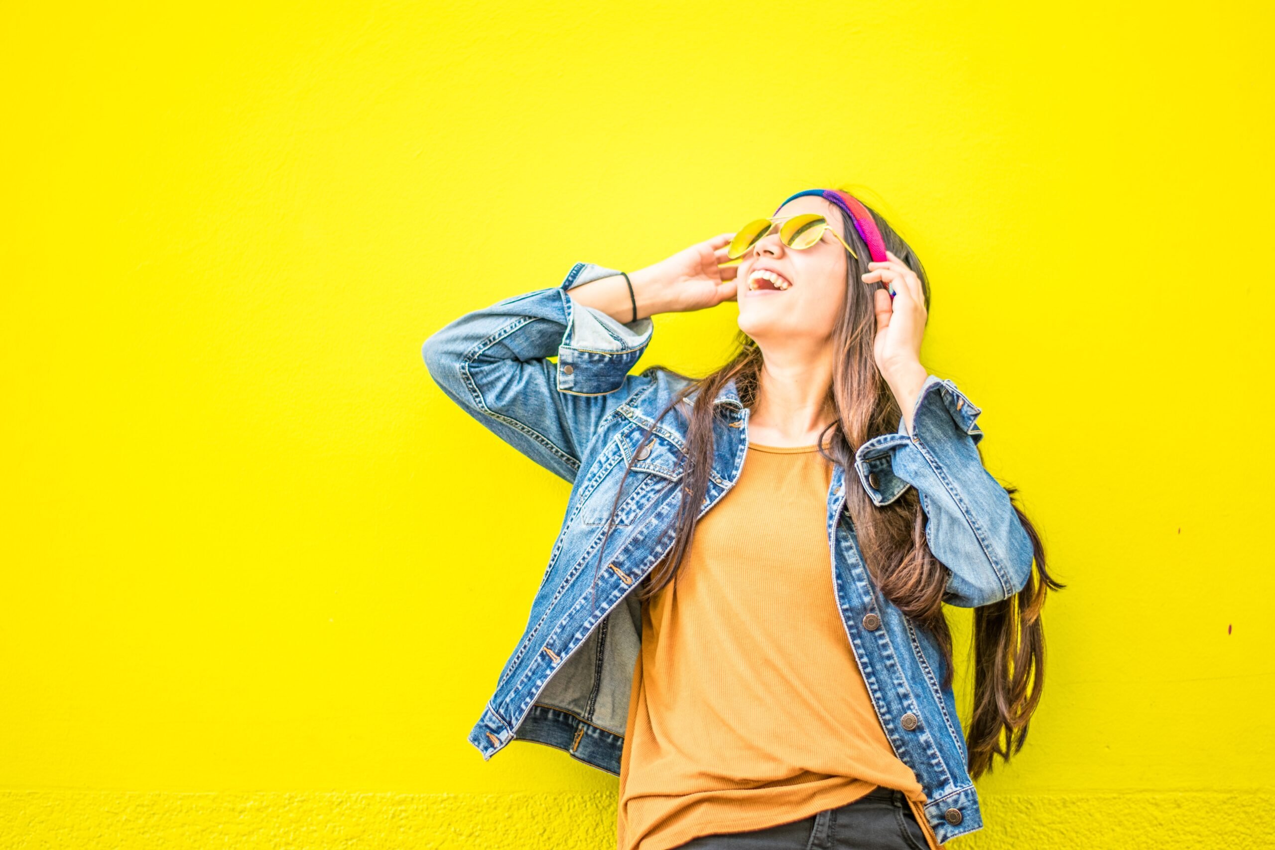 empréstimo na conta de telefone mulher de fone em fundo amarelo
