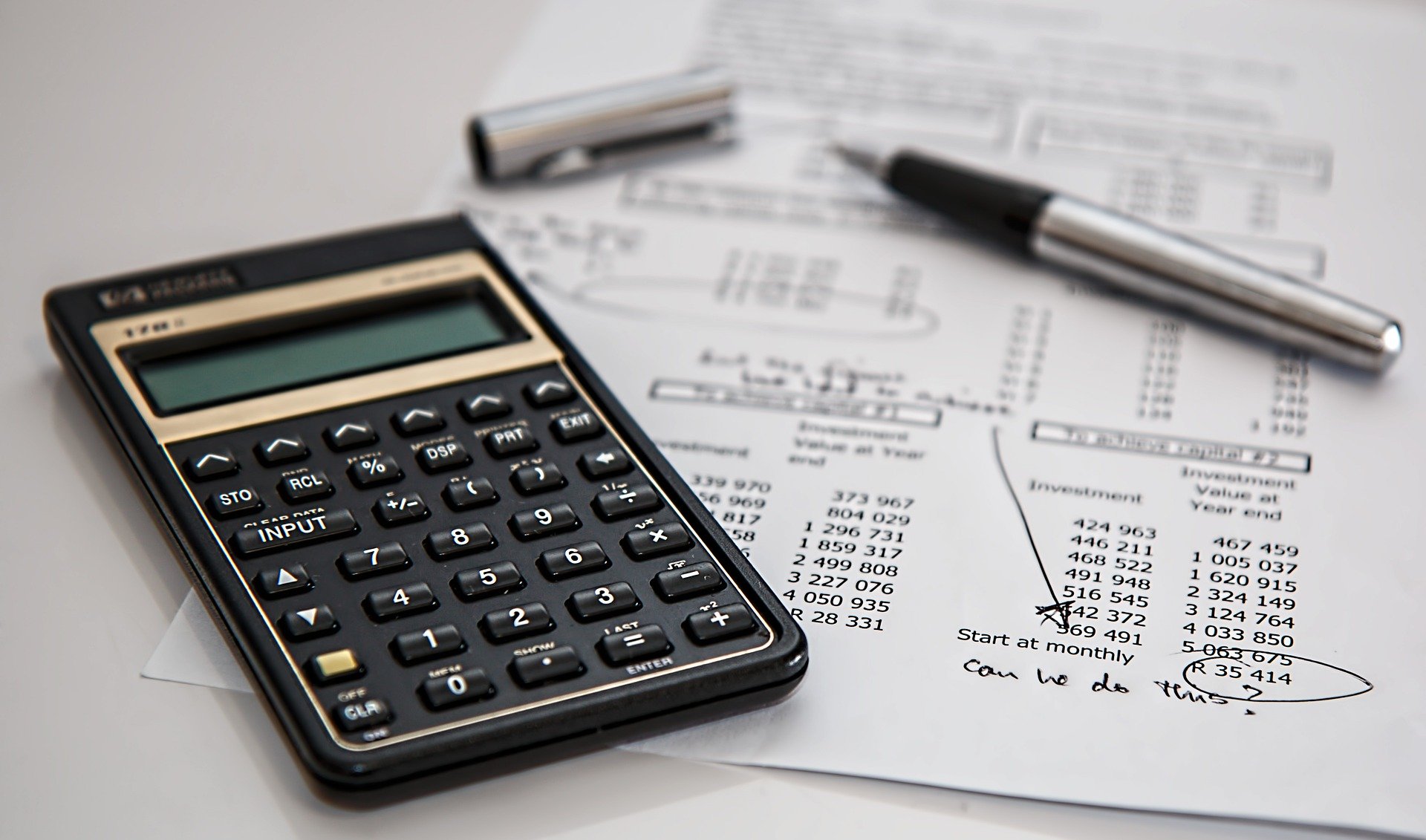 Calculadora e contas sobre uma mesa
