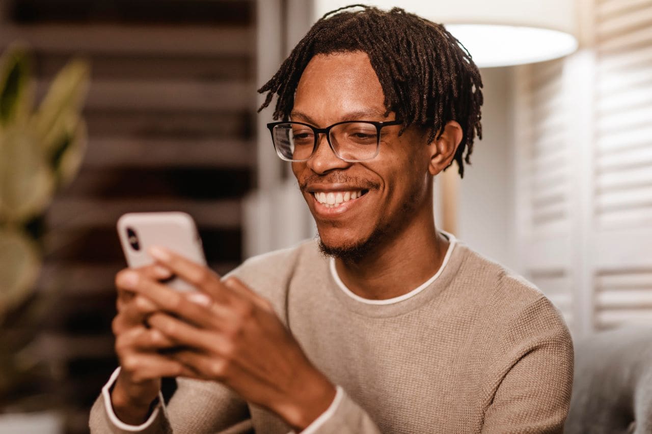 Pessoa usando celular para resolver situação de autônomo negativado com empréstimo online